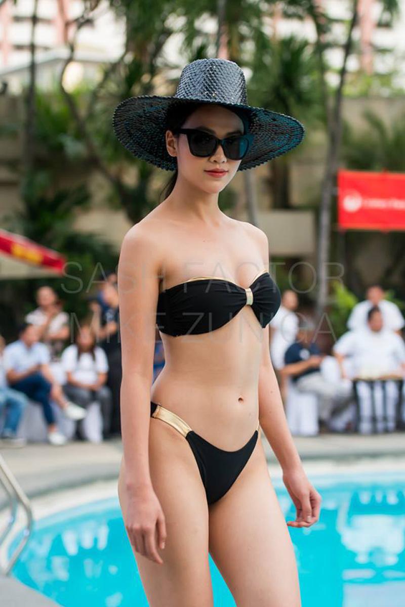 Đến bikini cô cũng chuẩn bị rất kỹ lưỡng, ngoài những thiết kế mà BTC yêu cầu diện, Phương Khánh mang theo khá nhiều đồ tắm, để có thể cần cho những hoạt động dưới biển, hồ bơi. 
