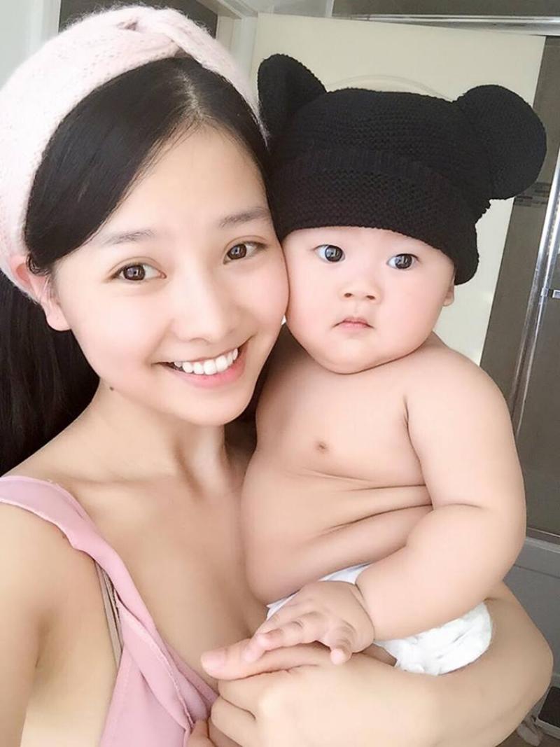 4. Con trai diễn viên Khánh Hiền:

Nữ diễn viên 'Tôi thấy hoa vàng trên cỏ xanh' Khánh Hiền và ông xã James Ngô đón con trai đầu lòng vào tháng 3/2017.
