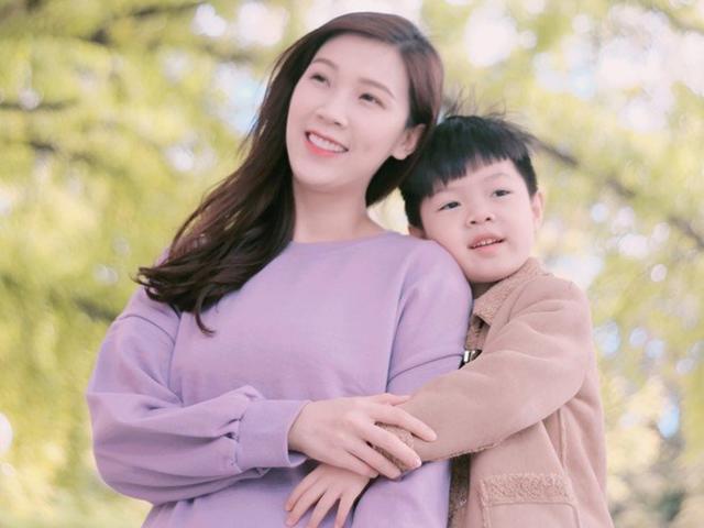 Phí Thùy Linh bỏ chồng ở nhà đi du lịch Hàn Quốc với người đàn ông đặc biệt