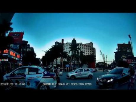 Va chạm giao thông, tài xế taxi sử dụng "hàng nóng" khiến người đi đường hoảng sợ