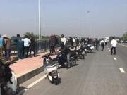 Tin tức - Bạn gái mang bầu 4 tuần nhảy cầu tự tử, nam thanh niên gào khóc đòi nhảy theo