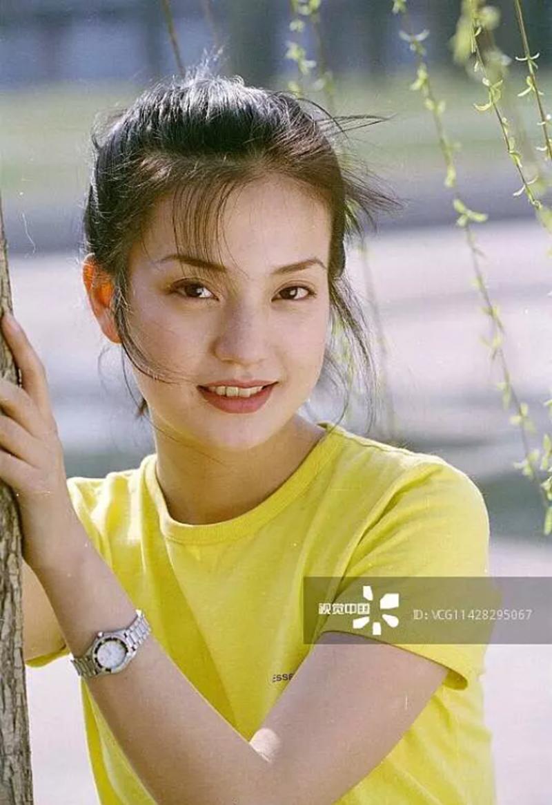 Không phải khuôn mặt V-line quen thuộc, Triệu Vy tuổi 20 sở hữu khuôn mặt bầu bĩnh cực kì xinh đẹp và tự nhiên, mang đậm những nét đặc trưng không thể lẫn đi đâu của người châu Á.
