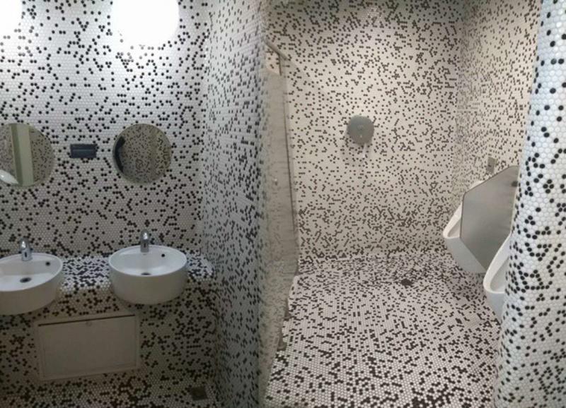 Nhà vệ sinh theo phong cách "hoang mang".

