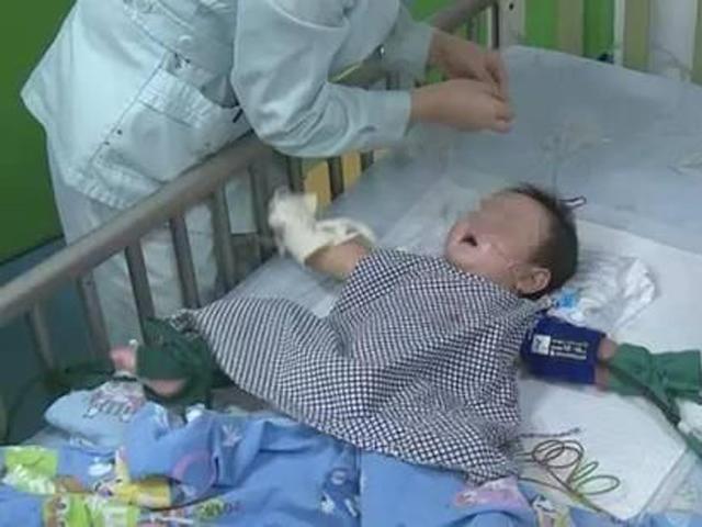 Con 14 tháng bị bỏ đói suốt 3 tuần, mẹ sốc khi nghe lời khai của giúp việc 9X