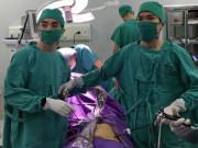 Bà bầu - Mẹ 43 tuổi nhập viện khi mang thai 12 tuần, bác sĩ choáng váng với cảnh tượng bên trong bụng