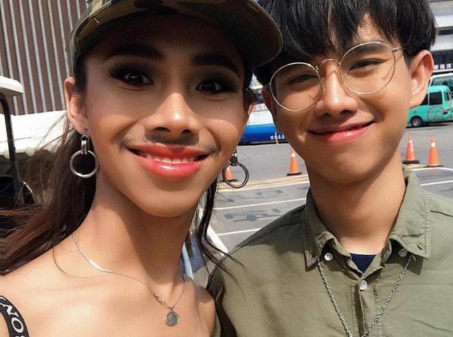 Nếu có 1 cô bạn gái thích làm đẹp theo phương thức kỳ dị này, bạn có còn can đảm? - 4