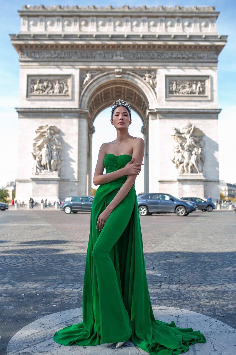 Hoàng Thùy lại biến thủ đô Paris thành sàn diễn thời trang của cô, khi khoác lên mình bộ jumpsuit cách điệu ấn tượng với tông màu xanh bắt mắt này. 
