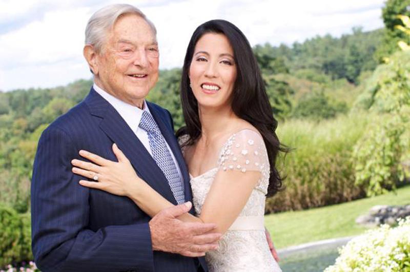 1. Tỷ phú 83 với “chân dài” 42

Doanh nhân người Mỹ George Soros là một trong những nhà đầu tư tài chính nổi tiếng nhất thế giới. Sự nghiệp quá thành công nhưng cuộc sống hôn nhân của ông lại không thuận lợi như thế.
