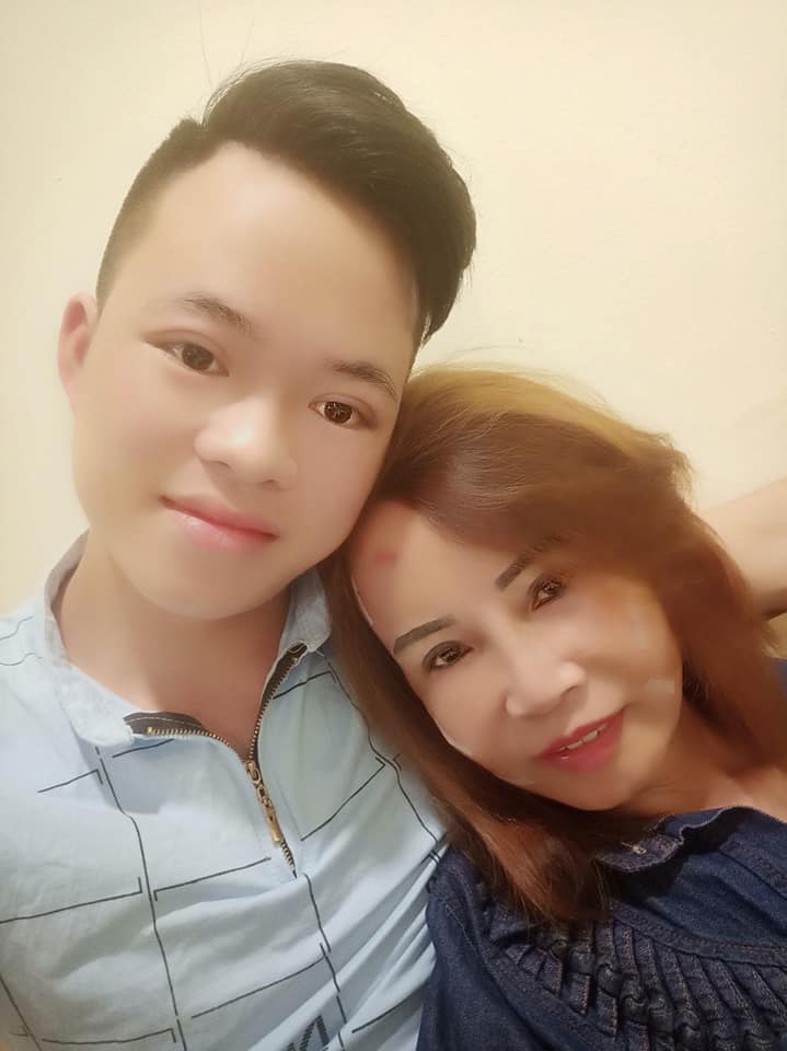 Cô dâu 62 tuổi khoe clip hôn chồng, tuyên bố: Em chưa bao giờ hối hận về tình yêu này! - 3