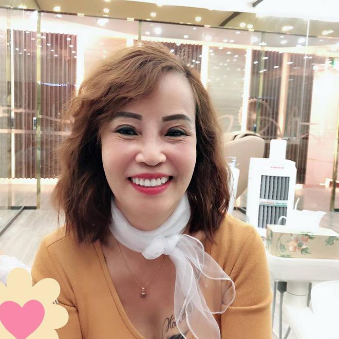 Cô dâu 62 tuổi khoe clip hôn chồng, tuyên bố: Em chưa bao giờ hối hận về tình yêu này! - 1