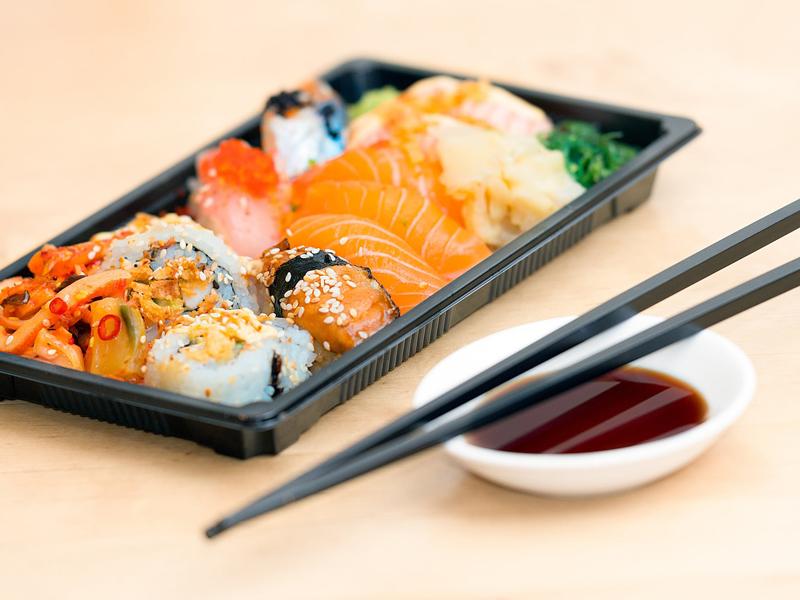 Vì sushi và các món nước sốt đi kèm cũng chứa nhiều calo nên nếu bạn ăn nhiều cũng có thể dẫn đến thừa cân nhanh chóng.
