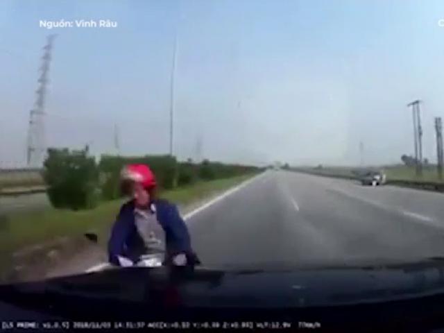 Ô tô đâm bay xe máy phóng ngược chiều trên cao tốc Hà Nội - Bắc Giang