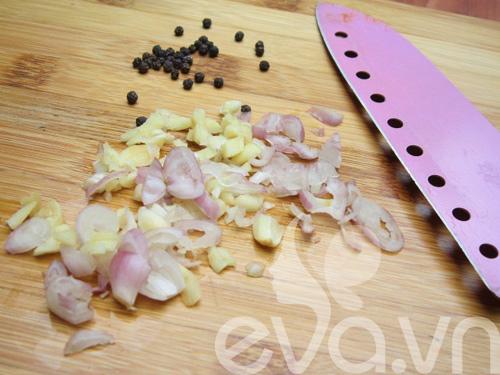 Sườn kho tiêu hấp dẫn với cách làm đơn giản ăn mãi không chán - 4