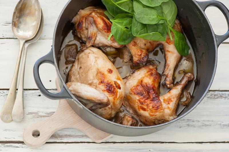 Nếu bạn bắt buộc phải hâm nóng lại thịt gà, hãy đảm bảo rằng nó đã chín hoàn toàn vào lần nấu trước đó và sau khi hâm, thịt phải thật sự nóng. Ngoài ra, thay vì hâm nóng bạn nên chấp nhận ăn lạnh hoặc chế biến kèm với các loại thực phẩm khác.
