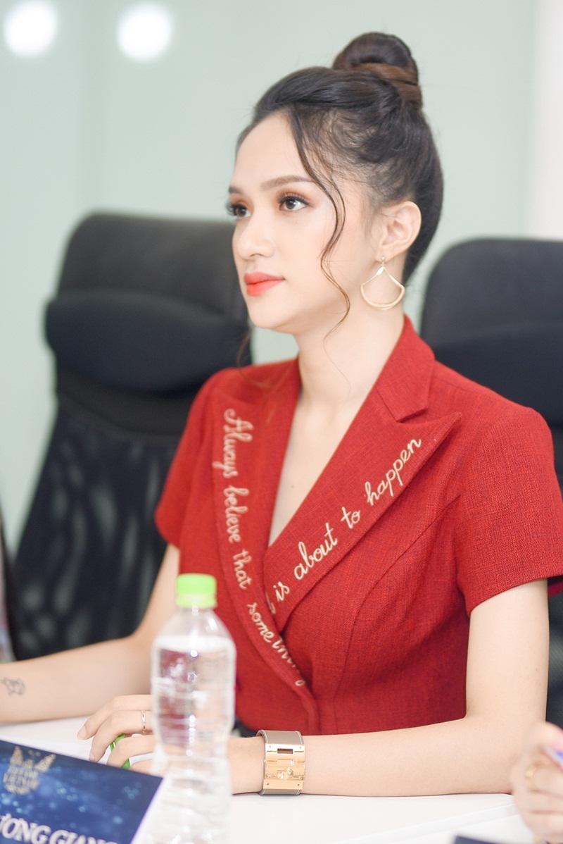 Gương mặt Đương kim Hoa hậu Chuyển giới Quốc tế Hương Giang liên tục chuyển biến trong buổi casting,
