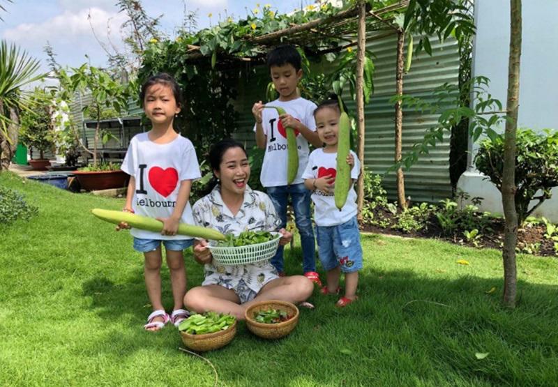 Từ khi xây dựng ngôi nhà mới của gia đình ở Bình Chánh, TP HCM, vợ chồng diễn viên Ốc Thanh Vân đã nghĩ tới một không gian sống tràn ngập cây xanh, vườn rau sạch và cây ăn quả.
