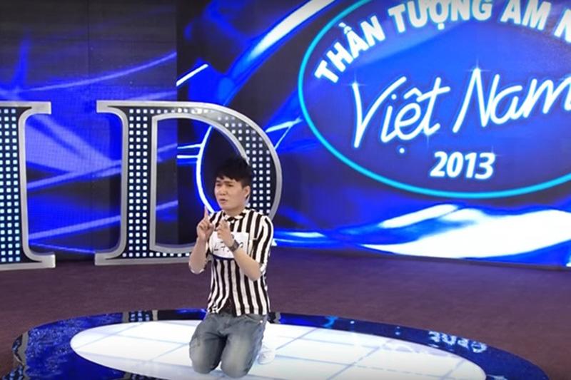 Năm 2013, anh tham gia cuộc thi Vietnam Idol và khiến dân mạng "nổi sóng" vì màn quỳ gối cầu xin nực cười vì giọng hát quá yếu bị giám khảo từ chối. Ngay trên sóng truyền hình, anh chàng này còn cam kết sẽ thay đổi bản thân để xóa đi tiếng xấu.

