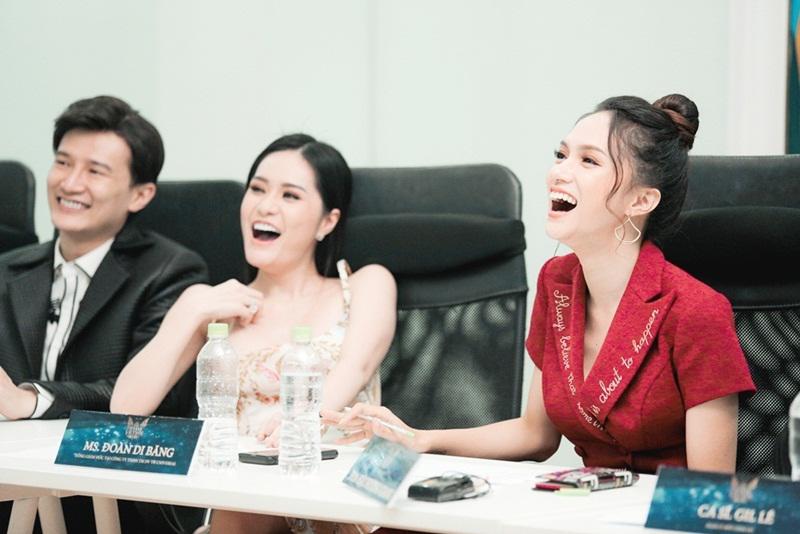 Phút giây cười thoải mái của Hương Giang và các giám khảo tại sự kiện.
