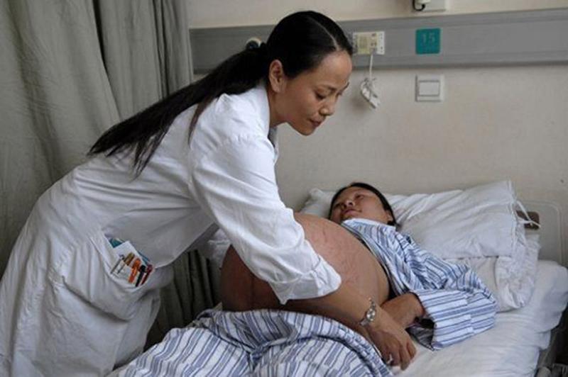 Bà mẹ tên Trần Phấn Yên (28 tuổi, sống tại Quý Châu, Trung Quốc) đã có một ca sinh 4 cực hiếm khiến nhiều người ấn tượng. Hãy cùng theo dõi từ đầu đến cuối ca mổ lấy 4 bé của bà mẹ này. 
