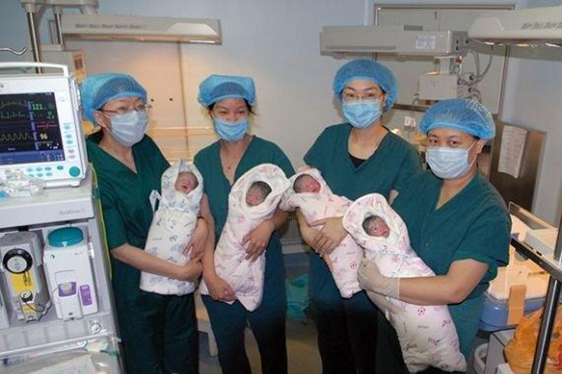 Vì là bộ đa thai nên các bé sẽ được chuyển xuống phòng chăm sóc đặc biệt của khoa Sơ sinh. 
