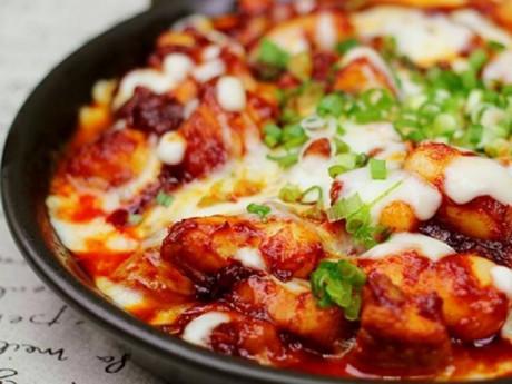 Trời lạnh, cả nhà nhâm nhi mỳ gà cay phủ phô-mai chuẩn công thức Hàn Quốc thì còn gì bằng