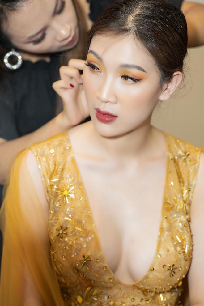 amp;#34;Bà mẹ 2 conamp;#34; Phí Thùy Linh lần đầu khoe ngực táo bạo trên sàn diễn - 1