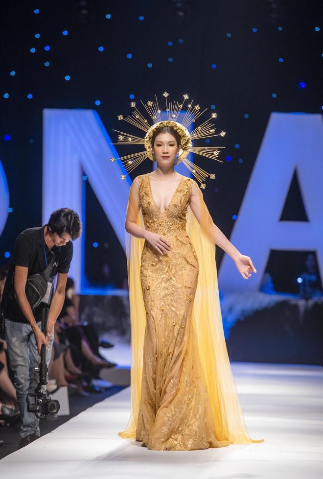 amp;#34;Bà mẹ 2 conamp;#34; Phí Thùy Linh lần đầu khoe ngực táo bạo trên sàn diễn - 4