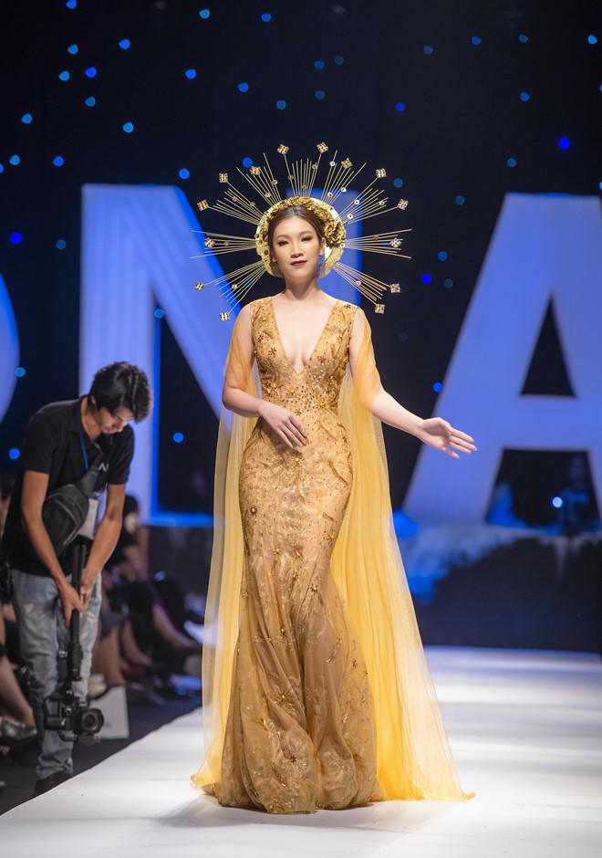 amp;#34;Bà mẹ 2 conamp;#34; Phí Thùy Linh lần đầu khoe ngực táo bạo trên sàn diễn - 3