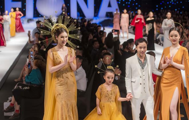 amp;#34;Bà mẹ 2 conamp;#34; Phí Thùy Linh lần đầu khoe ngực táo bạo trên sàn diễn - 8