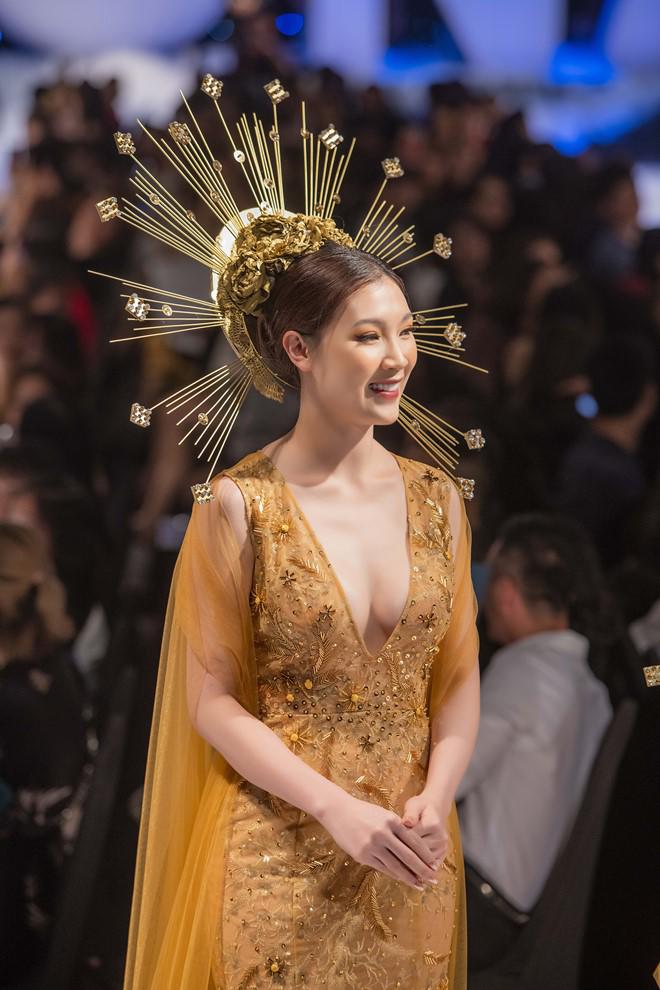 amp;#34;Bà mẹ 2 conamp;#34; Phí Thùy Linh lần đầu khoe ngực táo bạo trên sàn diễn - 7