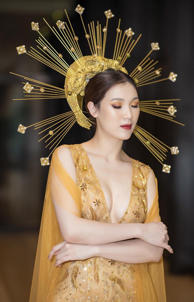 amp;#34;Bà mẹ 2 conamp;#34; Phí Thùy Linh lần đầu khoe ngực táo bạo trên sàn diễn - 10