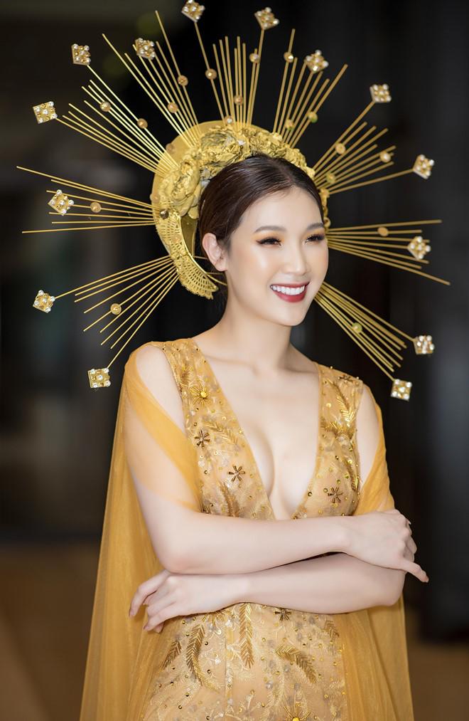 amp;#34;Bà mẹ 2 conamp;#34; Phí Thùy Linh lần đầu khoe ngực táo bạo trên sàn diễn - 11