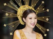 Bà mẹ 2 con Phí Thùy Linh lần đầu khoe ngực táo bạo trên sàn diễn