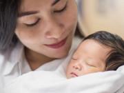 Làm mẹ - Nguyên Trưởng khoa nhi BV Bạch Mai điểm danh những kiểu người tuyệt đối CẤM hôn trẻ sơ sinh