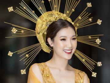 "Bà mẹ 2 con" Phí Thùy Linh lần đầu khoe ngực táo bạo trên sàn diễn