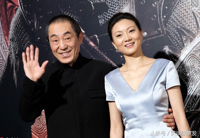 Trần Đình là 1 diễn viên múa và cô gặp đạo diễn Trương Nghệ Mưu trong 1 lần tuyển diễn viên cho 1 bộ phim vào năm 1998. Đến năm 1999 họ chính thức hẹn hò và sinh con đầu lòng vào năm 2001.
