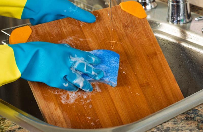 Nhiều người chỉ rửa thớt dưới vòi nước lạnh và bằng xà phòng rồi treo hoặc dựng ở góc nào đó cho khô. Tuy nhiên cách này không làm sạch vi khuẩn mà còn khiến vi khuẩn sinh sôi.
