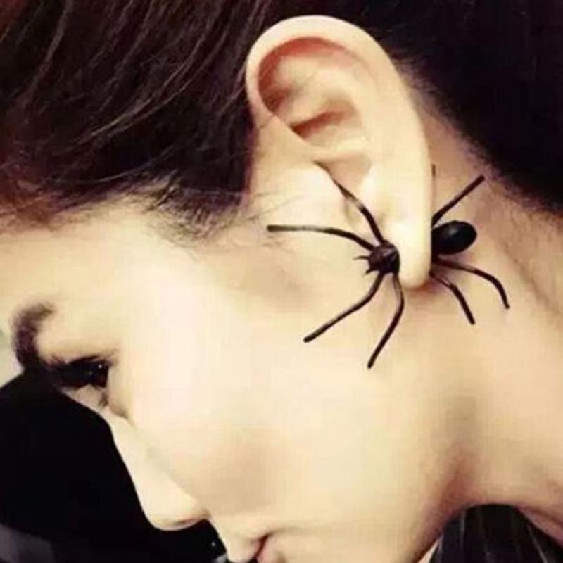 Có chú nhền nhện nào mà có thể đâm xuyên qua được tai người không, trong thời trang quả thật không gì là không thể cả. 

