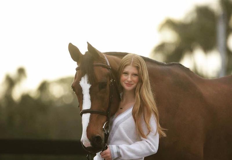 Cô gái trẻ này có niềm đam mê đặc biệt với ngựa. Jennifer học cưỡi ngựa khi mới 6 tuổi và đến nay đã giành được không ít giải thưởng. Ngay cả bạn trai của Jennifer cũng là một tay đua ngựa có tiếng.
