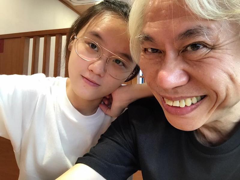 Cặp đôi này chênh nhau đến 39 tuổi, cô gái Lâm Tĩnh Ân mới chỉ 22 tuổi và nhạc sĩ Lý Khôn Thành 61 tuổi.
