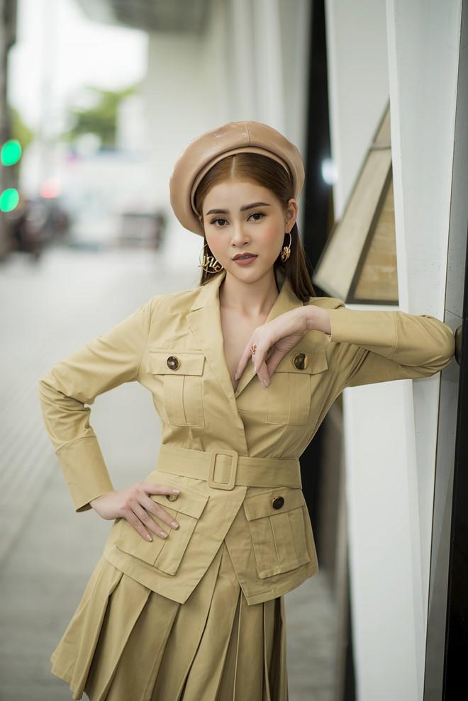 a hau ly kim thao gay bat ngo khi du su kien voi trang phuc lay cam hung quan nhan - 7