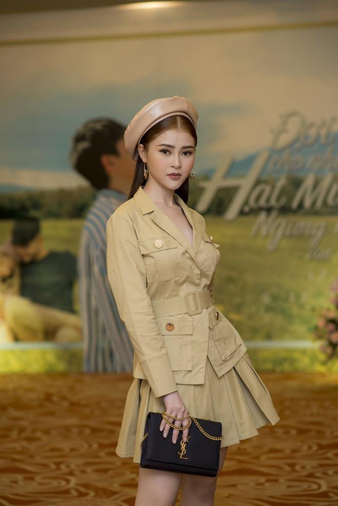 a hau ly kim thao gay bat ngo khi du su kien voi trang phuc lay cam hung quan nhan - 4