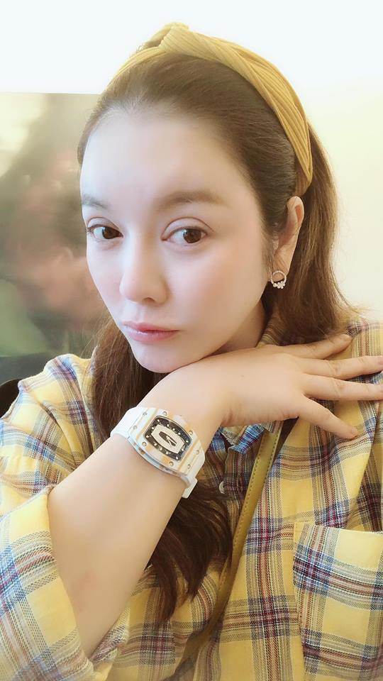 Lý Nhã Kỳ dạo này thích đăng ảnh mặt mộc, trẻ thì trẻ thật, nhưng fan tìm ra điều này - 4