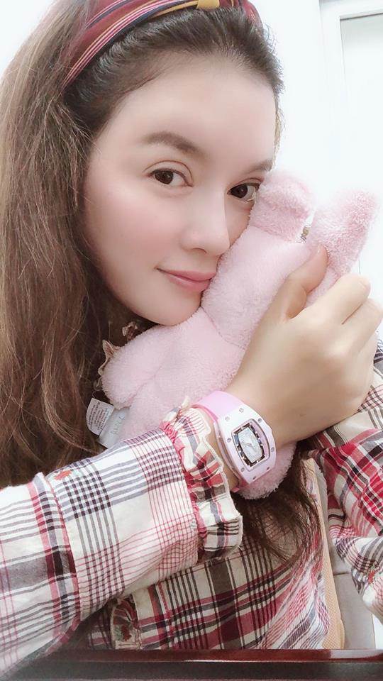 Lý Nhã Kỳ dạo này thích đăng ảnh mặt mộc, trẻ thì trẻ thật, nhưng fan tìm ra điều này - 5