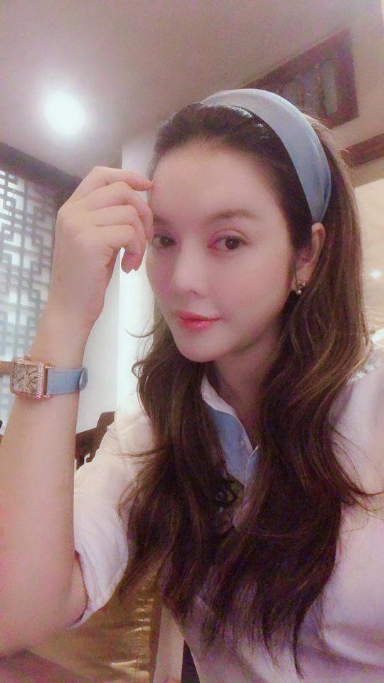 Lý Nhã Kỳ dạo này thích đăng ảnh mặt mộc, trẻ thì trẻ thật, nhưng fan tìm ra điều này - 6