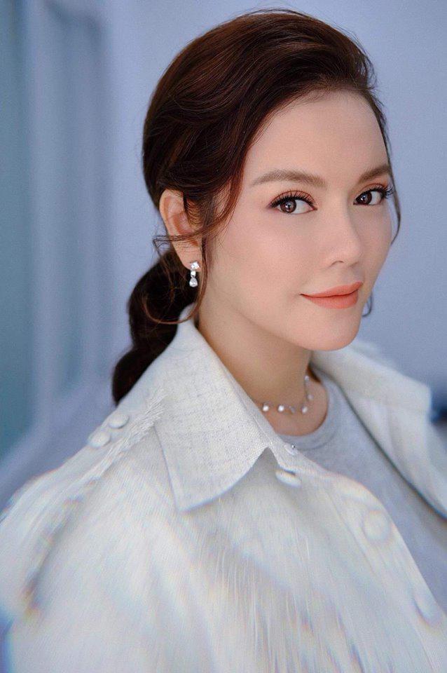 Lý Nhã Kỳ dạo này thích đăng ảnh mặt mộc, trẻ thì trẻ thật, nhưng fan tìm ra điều này - 2