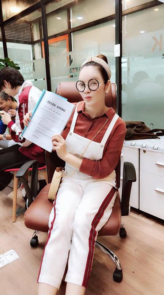 Lý Nhã Kỳ dạo này thích đăng ảnh mặt mộc, trẻ thì trẻ thật, nhưng fan tìm ra điều này - 7