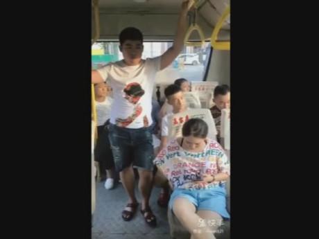 Lau mũi rồi vứt luôn giấy ra sàn xe bus, cô gái nhận "cú lừa tuyệt đỉnh"