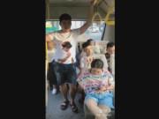 Clip Eva - Lau mũi rồi vứt luôn giấy ra sàn xe bus, cô gái nhận "cú lừa tuyệt đỉnh"