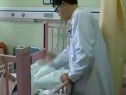 Làm mẹ - Bé 3 tuổi liên tục bỏ ăn, bác sĩ rùng mình khi thấy 29 hạt vòng trong bụng trẻ